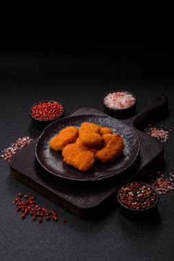 Ekmekte tavuk nugget, hazır yemek, abur cubur. Öğle yemeği külçeleri.