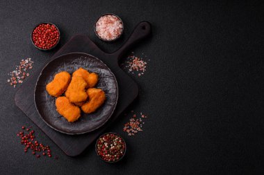 Ekmekte tavuk nugget, hazır yemek, abur cubur. Öğle yemeği külçeleri.