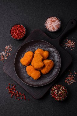 Ekmekte tavuk nugget, hazır yemek, abur cubur. Öğle yemeği külçeleri.