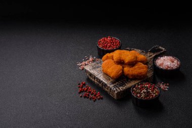 Ekmekte tavuk nugget, hazır yemek, abur cubur. Öğle yemeği külçeleri.