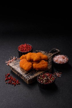 Ekmekte tavuk nugget, hazır yemek, abur cubur. Öğle yemeği külçeleri.