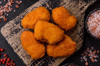 Ekmekte tavuk nugget, hazır yemek, abur cubur. Öğle yemeği külçeleri.