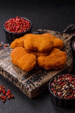 Ekmekte tavuk nugget, hazır yemek, abur cubur. Öğle yemeği külçeleri.