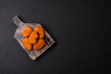 Ekmekte tavuk nugget, hazır yemek, abur cubur. Öğle yemeği külçeleri.