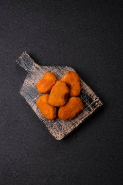 Ekmekte tavuk nugget, hazır yemek, abur cubur. Öğle yemeği külçeleri.