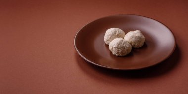 Tavuk köftesi, tuzlu ve baharatlı pirzola, sağlıklı bir yemek. Seramik tabakta buğulanmış tavuk köftesi.