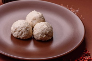 Tavuk köftesi, tuzlu ve baharatlı pirzola, sağlıklı bir yemek. Seramik tabakta buğulanmış tavuk köftesi.