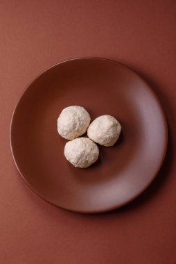 Tavuk köftesi, tuzlu ve baharatlı pirzola, sağlıklı bir yemek. Seramik tabakta buğulanmış tavuk köftesi.