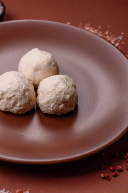 Tavuk köftesi, tuzlu ve baharatlı pirzola, sağlıklı bir yemek. Seramik tabakta buğulanmış tavuk köftesi.