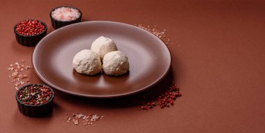 Tavuk köftesi, tuzlu ve baharatlı pirzola, sağlıklı bir yemek. Seramik tabakta buğulanmış tavuk köftesi.