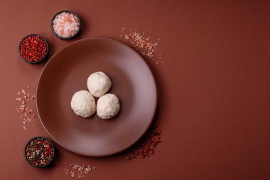 Tavuk köftesi, tuzlu ve baharatlı pirzola, sağlıklı bir yemek. Seramik tabakta buğulanmış tavuk köftesi.