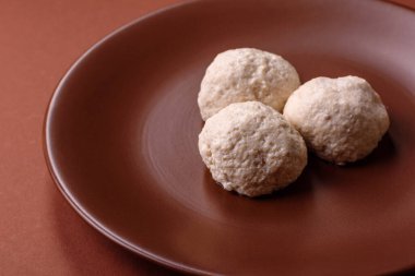 Tavuk köftesi, tuzlu ve baharatlı pirzola, sağlıklı bir yemek. Seramik tabakta buğulanmış tavuk köftesi.