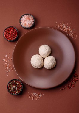 Tavuk köftesi, tuzlu ve baharatlı pirzola, sağlıklı bir yemek. Seramik tabakta buğulanmış tavuk köftesi.