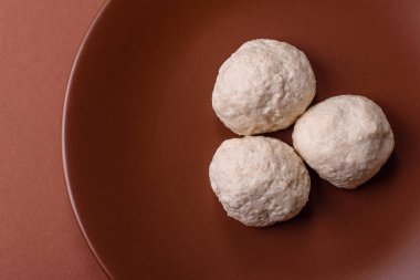 Tavuk köftesi, tuzlu ve baharatlı pirzola, sağlıklı bir yemek. Seramik tabakta buğulanmış tavuk köftesi.