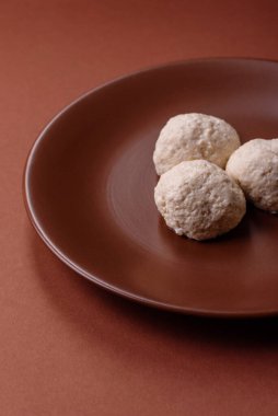 Tavuk köftesi, tuzlu ve baharatlı pirzola, sağlıklı bir yemek. Seramik tabakta buğulanmış tavuk köftesi.