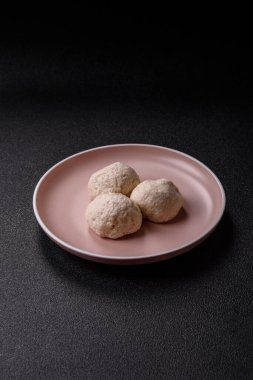 Tavuk köftesi, tuzlu ve baharatlı pirzola, sağlıklı bir yemek. Seramik tabakta buğulanmış tavuk köftesi.