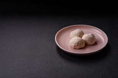 Tavuk köftesi, tuzlu ve baharatlı pirzola, sağlıklı bir yemek. Seramik tabakta buğulanmış tavuk köftesi.