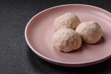 Tavuk köftesi, tuzlu ve baharatlı pirzola, sağlıklı bir yemek. Seramik tabakta buğulanmış tavuk köftesi.