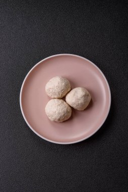 Tavuk köftesi, tuzlu ve baharatlı pirzola, sağlıklı bir yemek. Seramik tabakta buğulanmış tavuk köftesi.