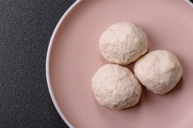Tavuk köftesi, tuzlu ve baharatlı pirzola, sağlıklı bir yemek. Seramik tabakta buğulanmış tavuk köftesi.