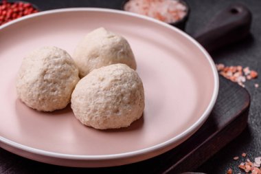 Tavuk köftesi, tuzlu ve baharatlı pirzola, sağlıklı bir yemek. Seramik tabakta buğulanmış tavuk köftesi.