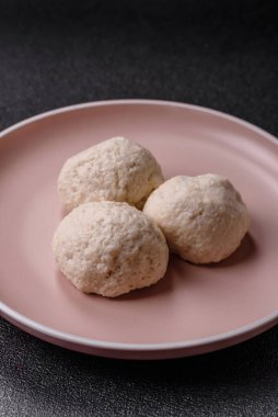 Tavuk köftesi, tuzlu ve baharatlı pirzola, sağlıklı bir yemek. Seramik tabakta buğulanmış tavuk köftesi.