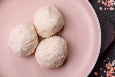 Tavuk köftesi, tuzlu ve baharatlı pirzola, sağlıklı bir yemek. Seramik tabakta buğulanmış tavuk köftesi.