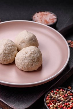 Tavuk köftesi, tuzlu ve baharatlı pirzola, sağlıklı bir yemek. Seramik tabakta buğulanmış tavuk köftesi.