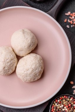 Tavuk köftesi, tuzlu ve baharatlı pirzola, sağlıklı bir yemek. Seramik tabakta buğulanmış tavuk köftesi.