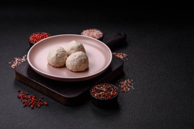 Tavuk köftesi, tuzlu ve baharatlı pirzola, sağlıklı bir yemek. Seramik tabakta buğulanmış tavuk köftesi.