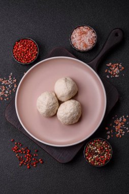 Tavuk köftesi, tuzlu ve baharatlı pirzola, sağlıklı bir yemek. Seramik tabakta buğulanmış tavuk köftesi.