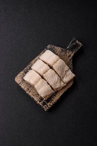 Beyaz balık filetosu, tuzlu ve baharatlı deniz ürünleri. Seramik tabakta balık fileto.