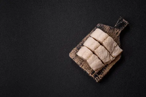 Beyaz balık filetosu, tuzlu ve baharatlı deniz ürünleri. Seramik tabakta balık fileto.