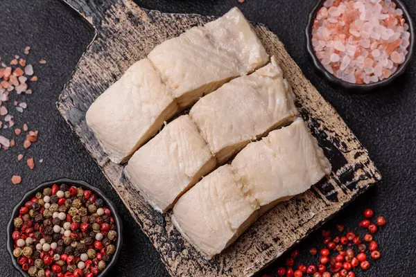 Beyaz balık filetosu, tuzlu ve baharatlı deniz ürünleri. Seramik tabakta balık fileto.