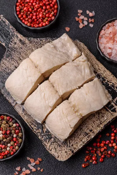 Beyaz balık filetosu, tuzlu ve baharatlı deniz ürünleri. Seramik tabakta balık fileto.