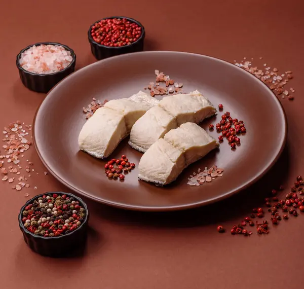 Beyaz balık filetosu, tuzlu ve baharatlı deniz ürünleri. Seramik tabakta balık fileto.