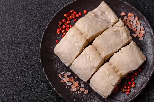 Beyaz balık filetosu, tuzlu ve baharatlı deniz ürünleri. Seramik tabakta balık fileto.