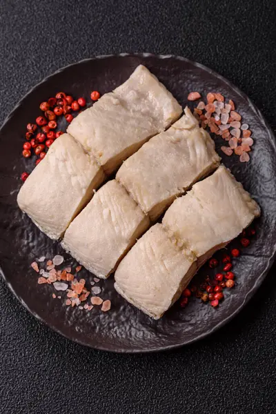 Beyaz balık filetosu, tuzlu ve baharatlı deniz ürünleri. Seramik tabakta balık fileto.