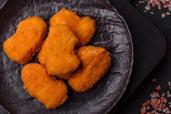 Ekmekte tavuk nugget, hazır yemek, abur cubur. Öğle yemeği külçeleri.