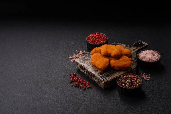 Ekmekte tavuk nugget, hazır yemek, abur cubur. Öğle yemeği külçeleri.