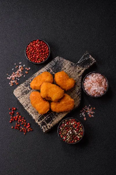 Ekmekte tavuk nugget, hazır yemek, abur cubur. Öğle yemeği külçeleri.