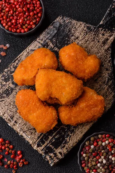 Ekmekte tavuk nugget, hazır yemek, abur cubur. Öğle yemeği külçeleri.
