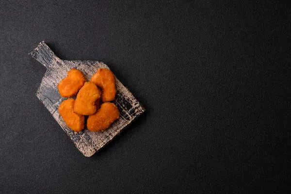 Ekmekte tavuk nugget, hazır yemek, abur cubur. Öğle yemeği külçeleri.