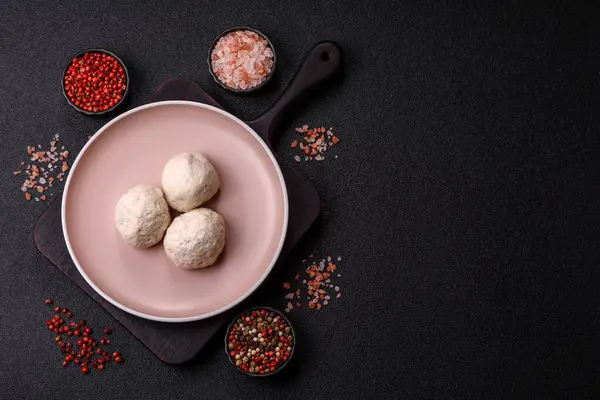 Tavuk köftesi, tuzlu ve baharatlı pirzola, sağlıklı bir yemek. Seramik tabakta buğulanmış tavuk köftesi.