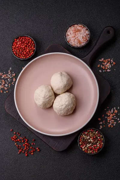 Tavuk köftesi, tuzlu ve baharatlı pirzola, sağlıklı bir yemek. Seramik tabakta buğulanmış tavuk köftesi.