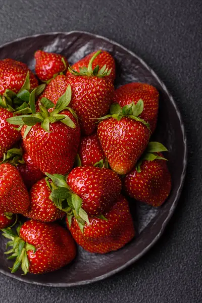 Arka plan olarak çilek, taze meyve ve meyve. Tam tatlı çilek.