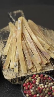 Yiyecek, atıştırmalık ya da kurutulmuş tuzlu balıktan yapılmış baharatlı kurutulmuş et. Atıştırmalıklar balık kuru bira çubukları