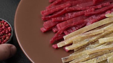 Bir set kurutulmuş et ya da tuzlu ve baharatlı tavuk ve balık. Kurutulmuş bira atıştırmalıkları