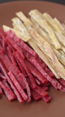 Bir set kurutulmuş et ya da tuzlu ve baharatlı tavuk ve balık. Kurutulmuş bira atıştırmalıkları