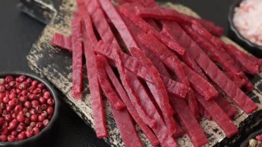 Kurutulmuş tavuk ve vişneli atıştırmalıklar. Bira ya da evcil hayvanlarınız için kurutulmuş, kurutulmuş atıştırmalıklar.